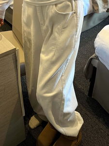 象牙白燈芯絨寬褲