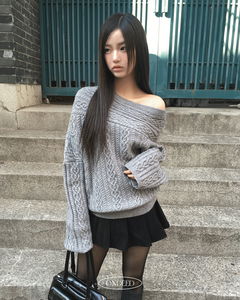 Warren Off-Shoulder Twisted Knitwear 