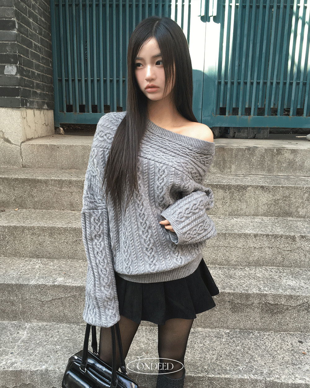 寬鬆落肩露肩麻花針織毛衣