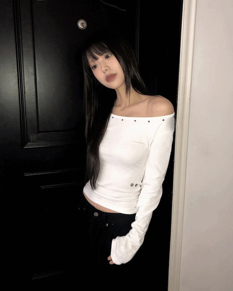 르하 스터드 라운드넥 슬림 티셔츠