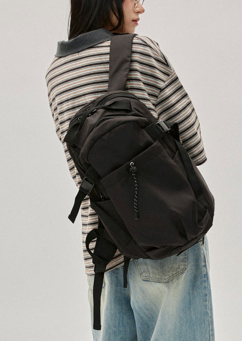 黑色單色輕便後背包