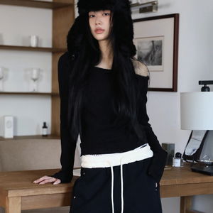 트리밍 퍼 언발 숄더 탑