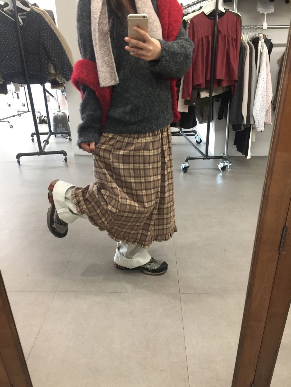 바지 모델 착용 이미지-S3L77