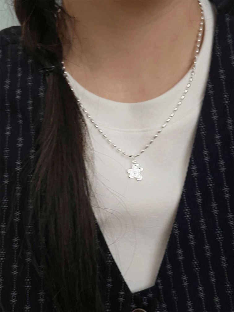 82 フローラルネックレス