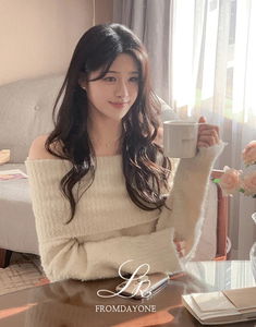 Exclusive) Dice boucle off-shoulder knitwear