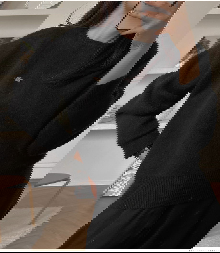 렌포드유 라운드넥 펜던트 니트