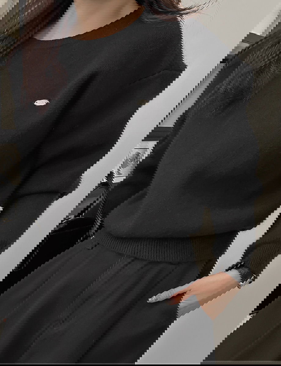 렌포드유 라운드넥 펜던트 니트