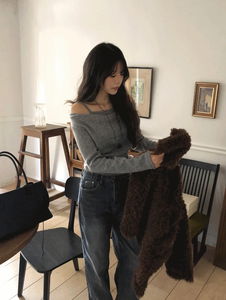 Fleece-lined off-shoulder drape tee