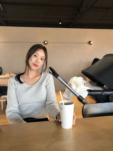 U領羊絨坑紋針織上衣