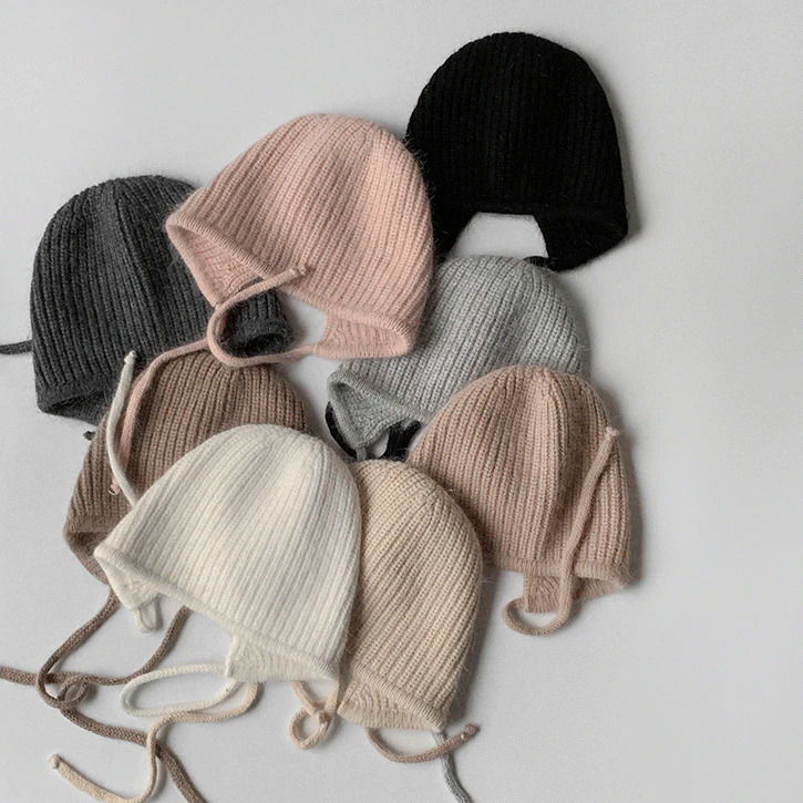 Angora beanie with string ears 帽子