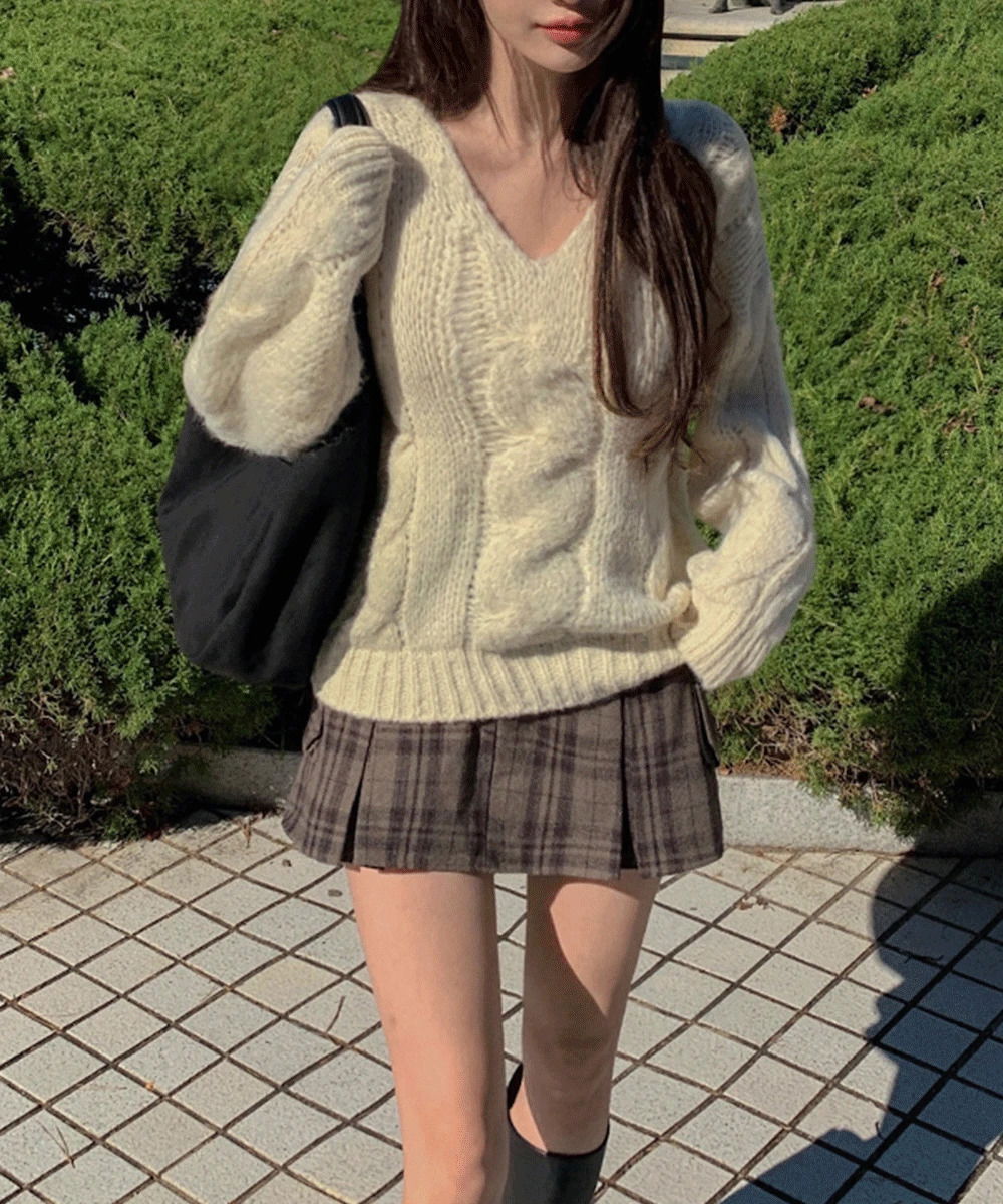 Thick V-Neck Twisted knitwear with long sleeves and dropped shoulders 针织衫