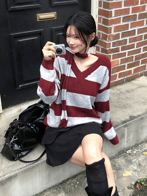 紅色條紋V領寬鬆針織上衣搭領結套裝