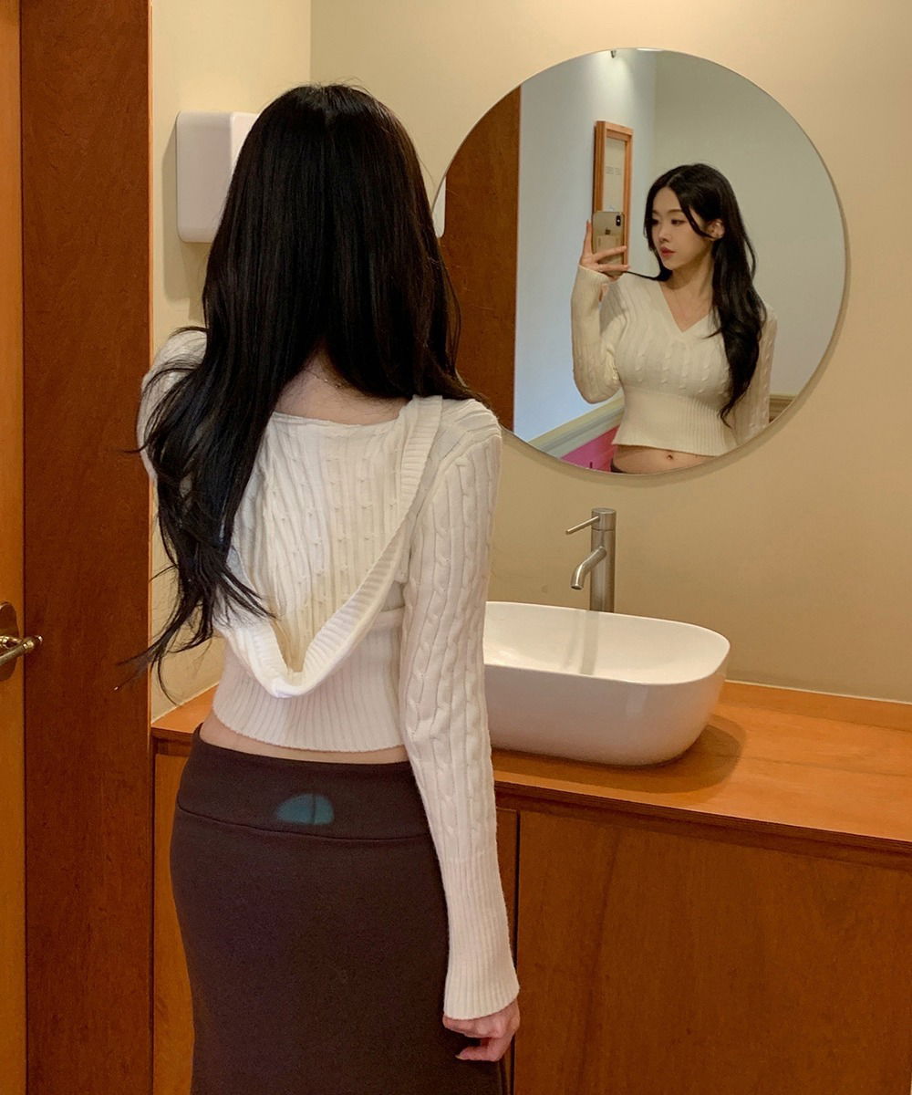 Hooded V-Neck Twisted cropped knitwear with ribbed long sleeves and slim fit 针织衫