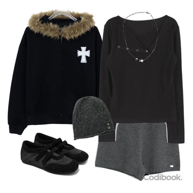 anyonemore 그라인 원석 볼 목걸이,CHAAKAN 쉐라 벨크로 스니커즈 SNFBR1h169,Qnigirls 바믄 밴딩니트숏팬츠등을 매치한 코디