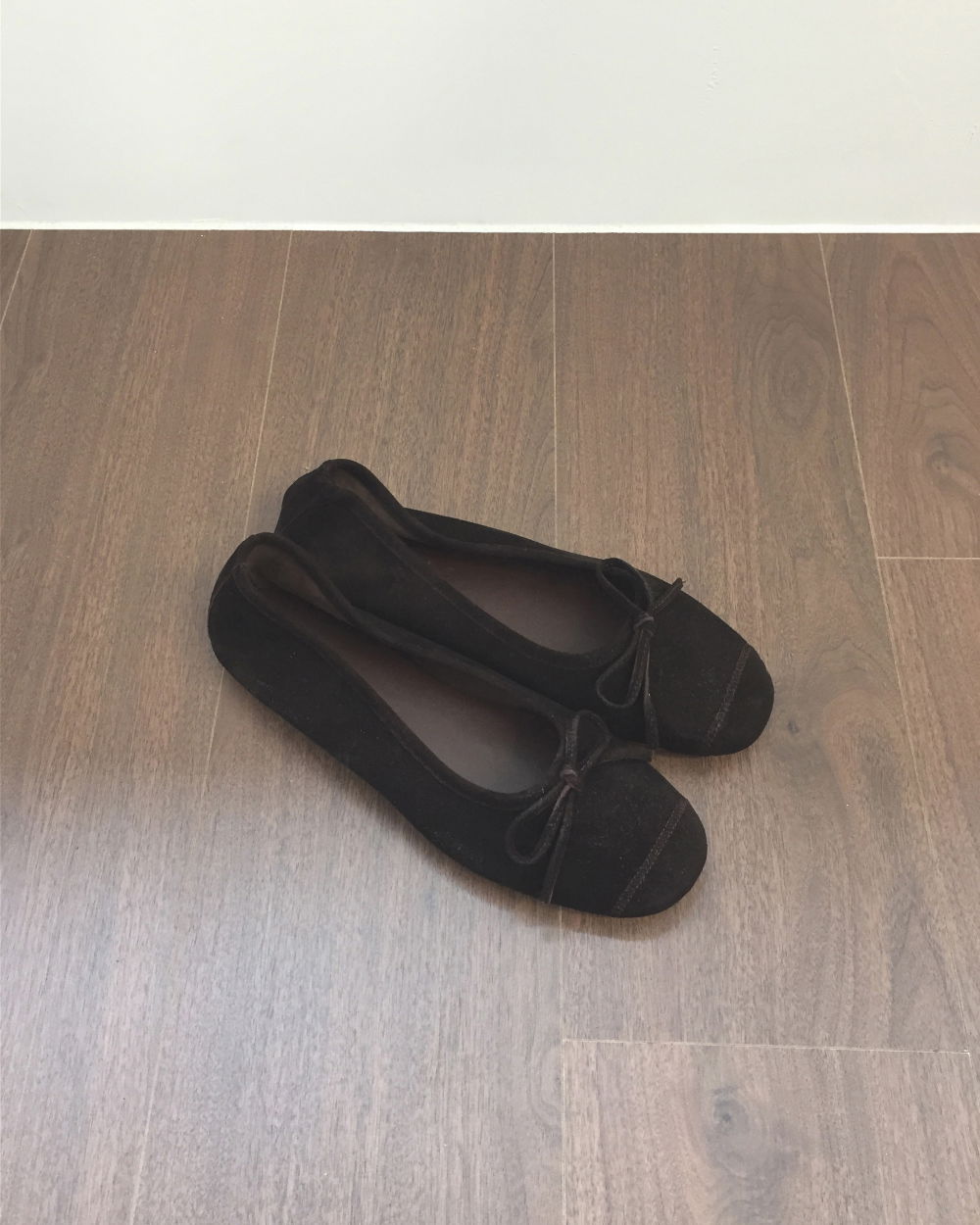 신발 차콜 색상 이미지-S3L2