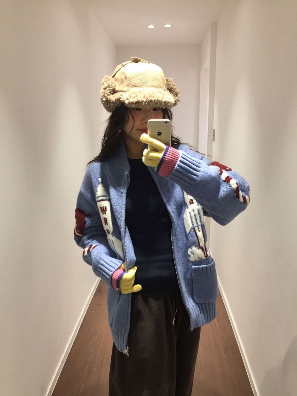 긴팔 티셔츠 모델 착용 이미지-S1L9