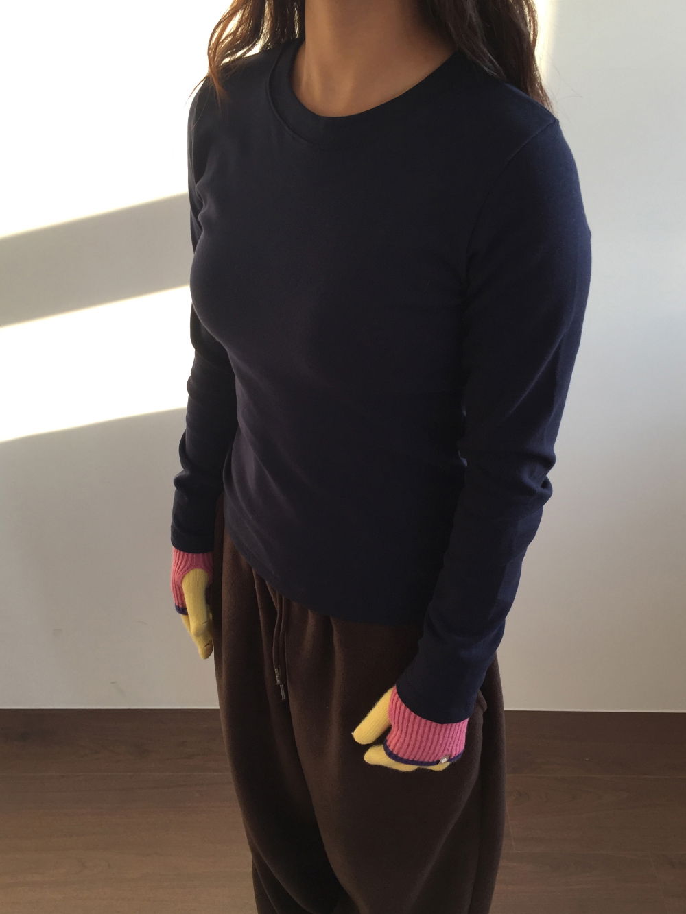 긴팔 티셔츠 모델 착용 이미지-S1L26