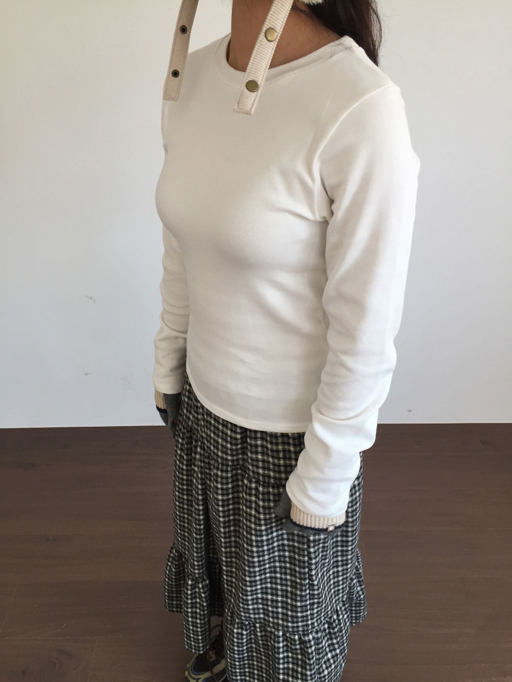 긴팔 티셔츠 모델 착용 이미지-S1L36