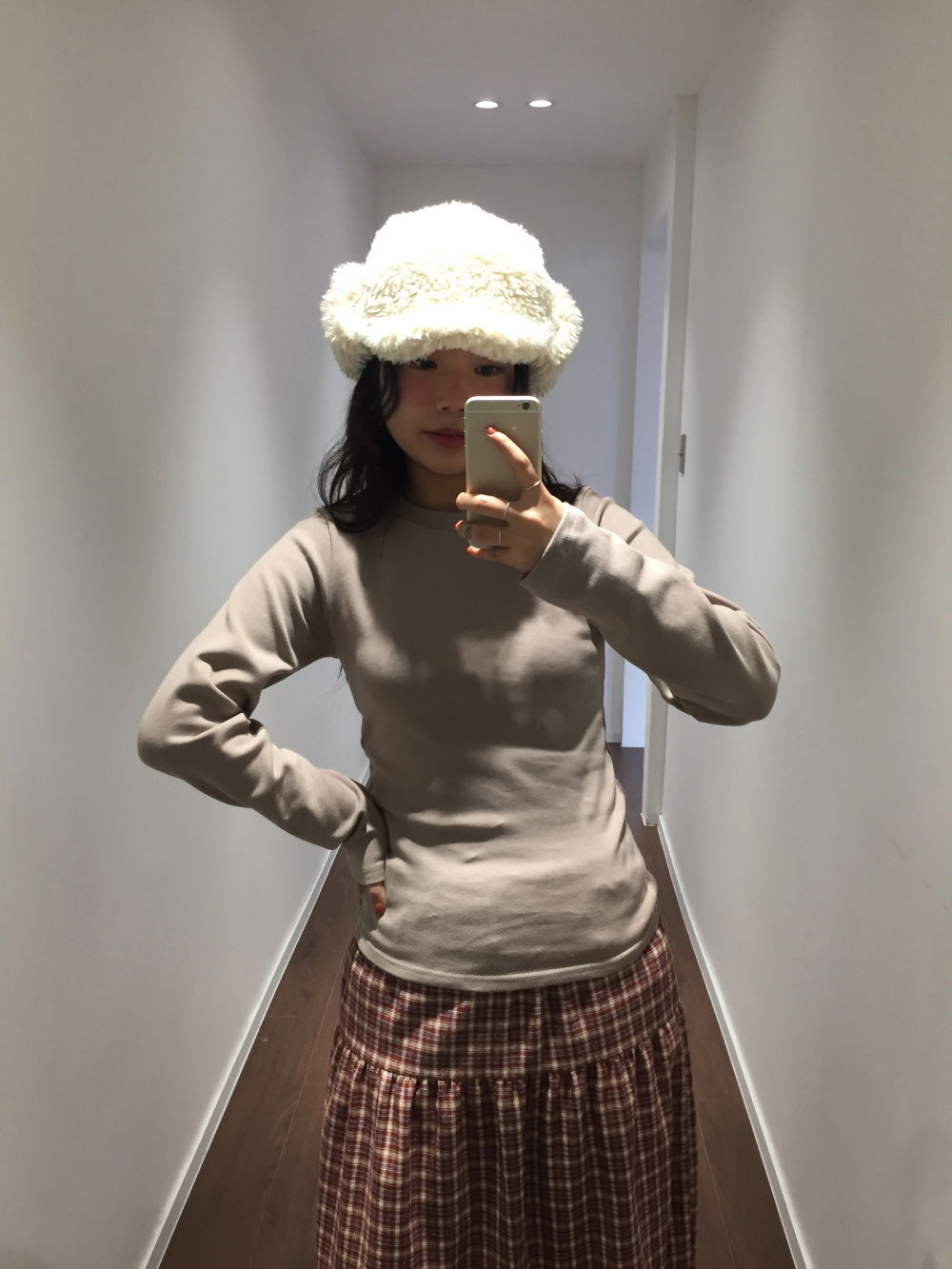 긴팔 티셔츠 모델 착용 이미지-S1L57