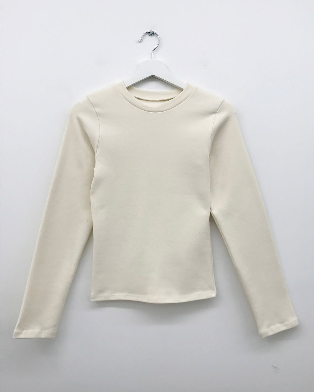 긴팔 티셔츠 화이트 색상 이미지-S2L7