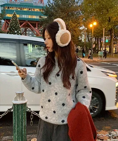 포이즈 도트 라운드넥 니트