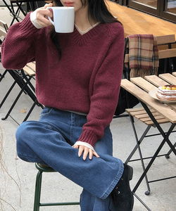 酒紅色V領寬鬆針織上衣