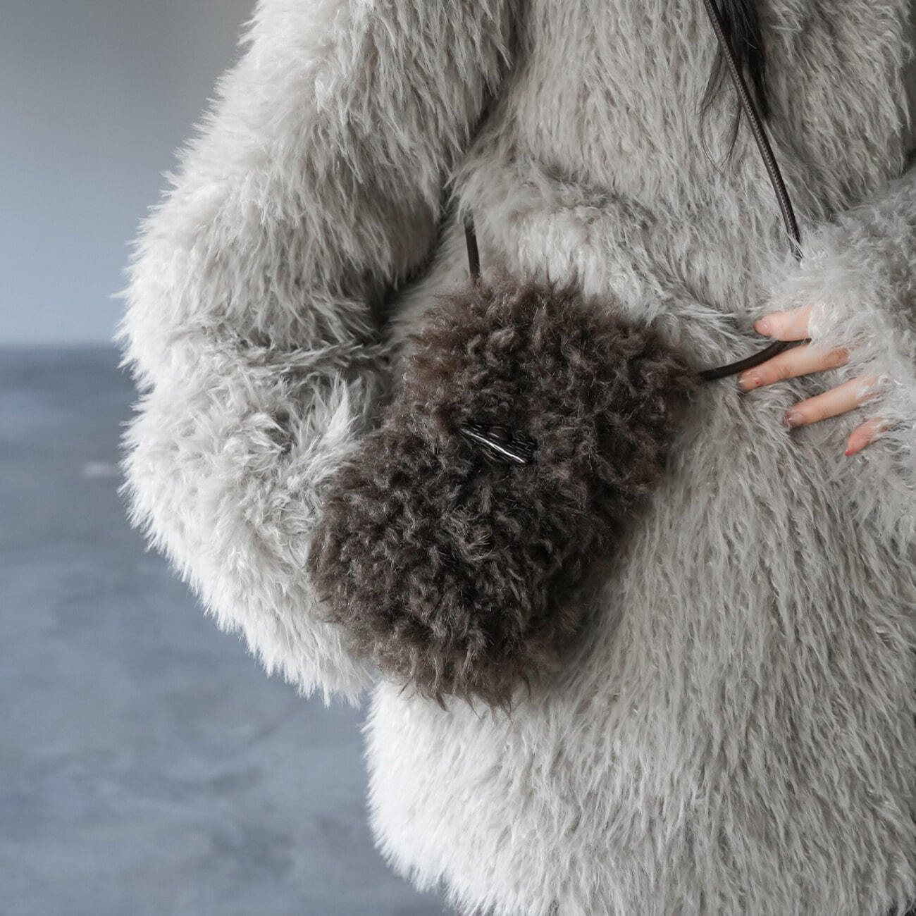 세링 더플 퍼 크로스백