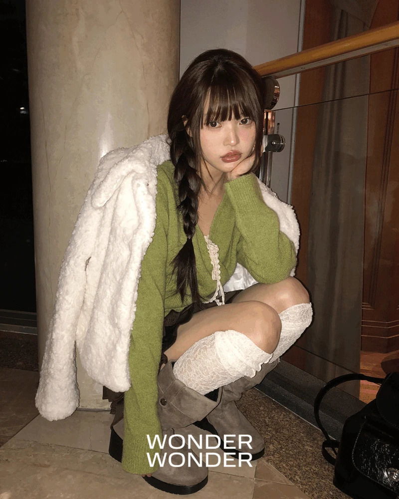 누온 랩 버튼 울 브이넥 니트