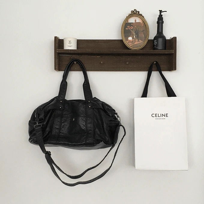 質感素面皮革肩背包