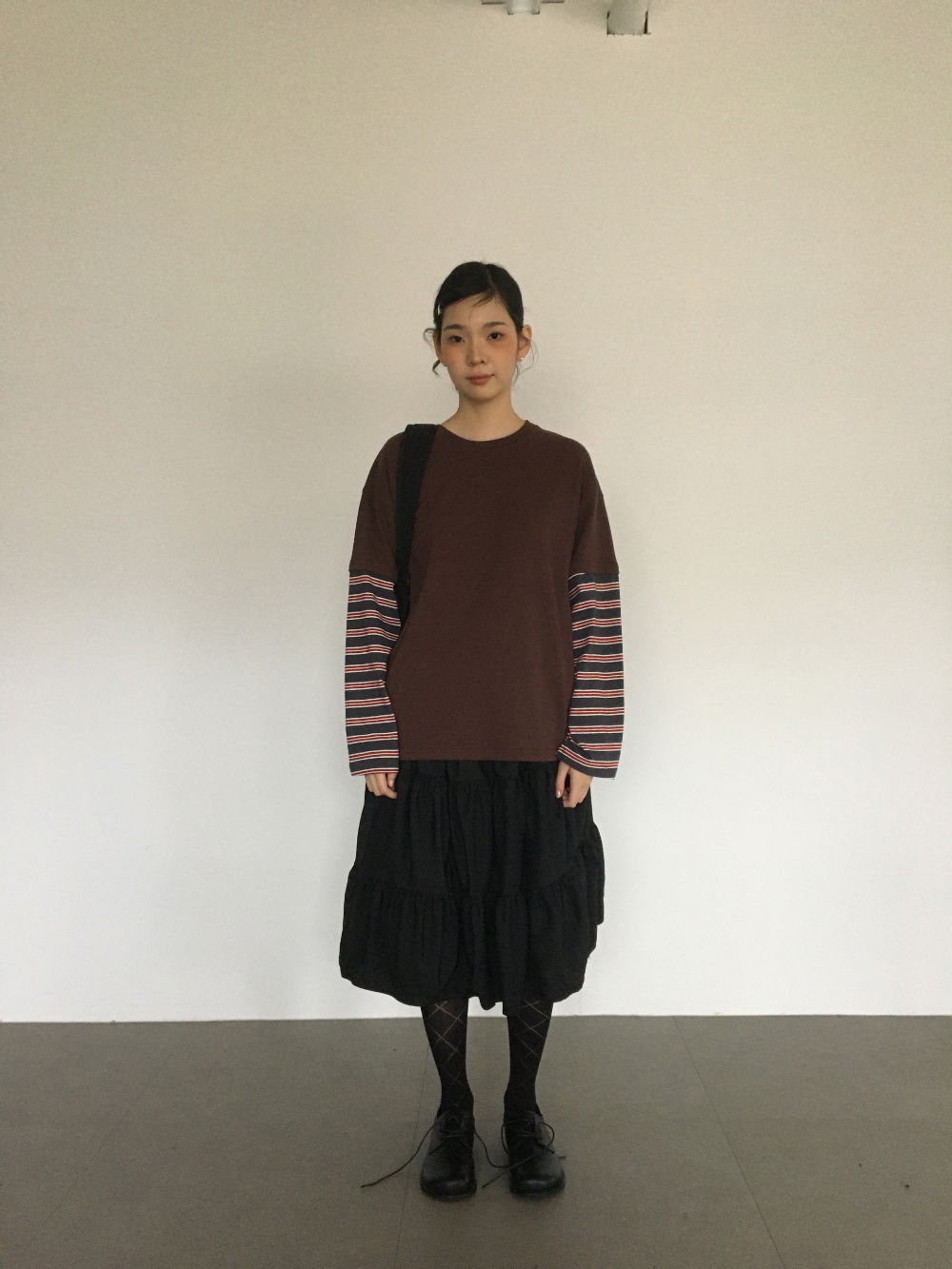 긴팔 티셔츠 모델 착용 이미지-S1L5