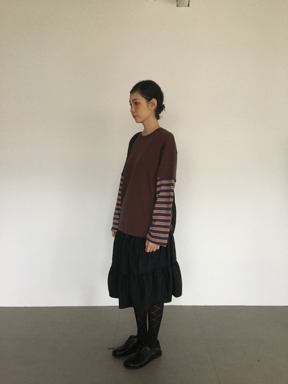 긴팔 티셔츠 모델 착용 이미지-S1L6