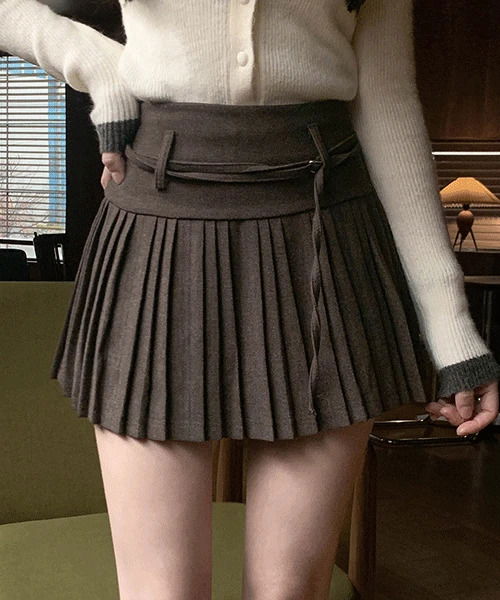 Coming Pleated Strap Mini Skirt