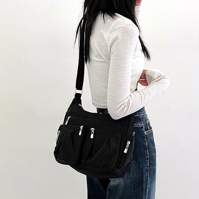 Black nylon pocket crossbody bag 肩背包