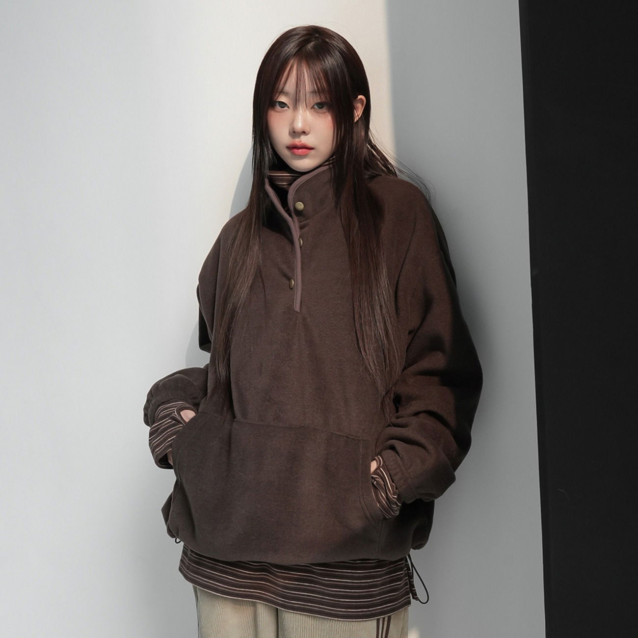 半鈕扣設計毛絨大學T