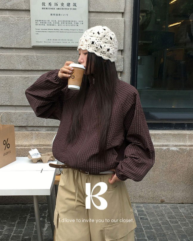 Piping half-neck windbreaker