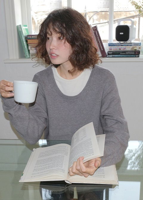 크라운 루즈핏 U넥 니트