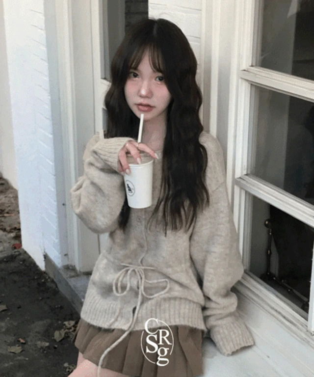 手の甲を覆うゆったりフィット、ボートネックモヘアニットカーディガン