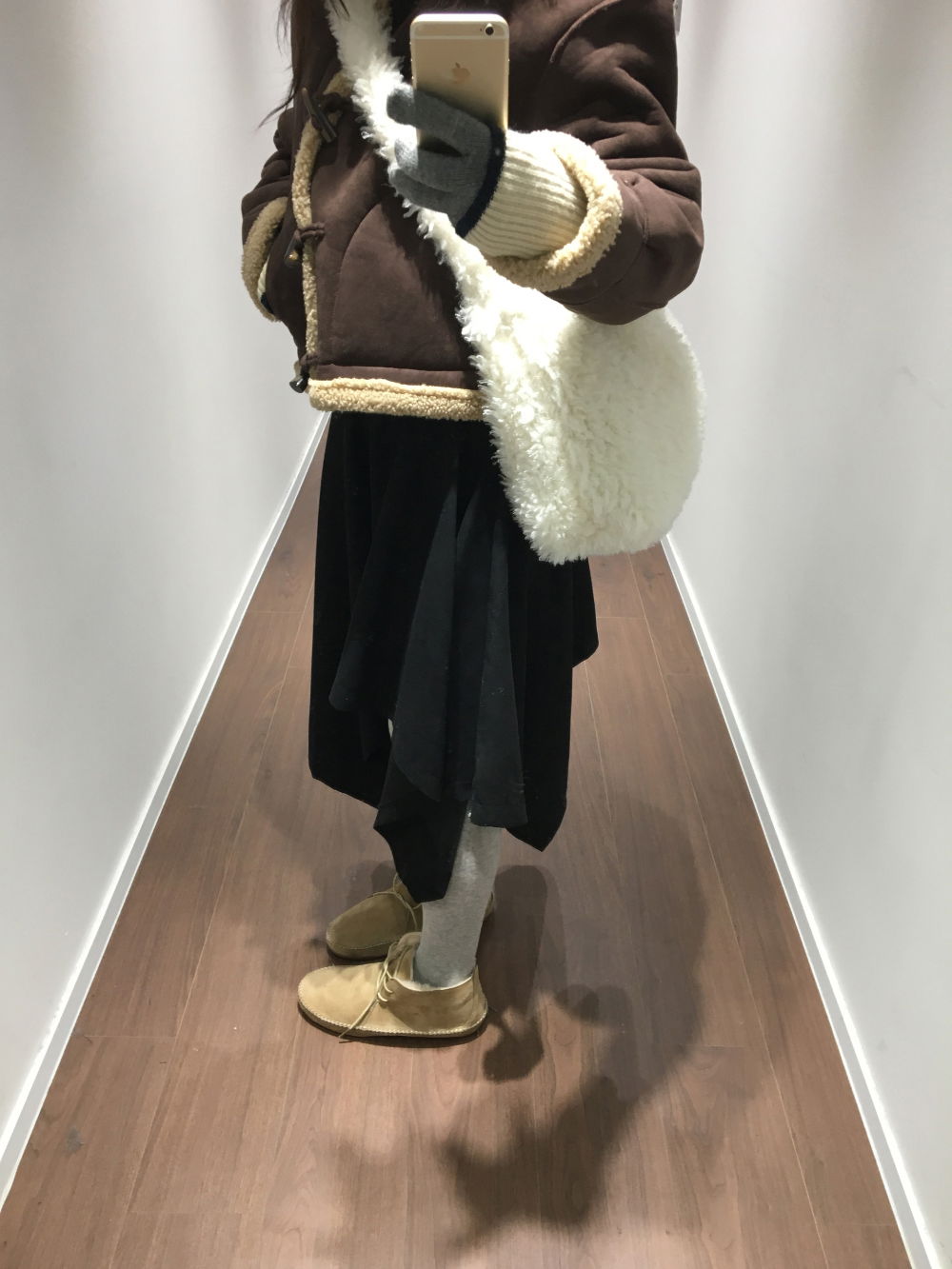 가방 모델 착용 이미지-S2L13