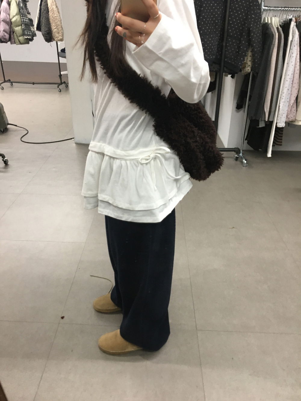 가방 모델 착용 이미지-S2L41