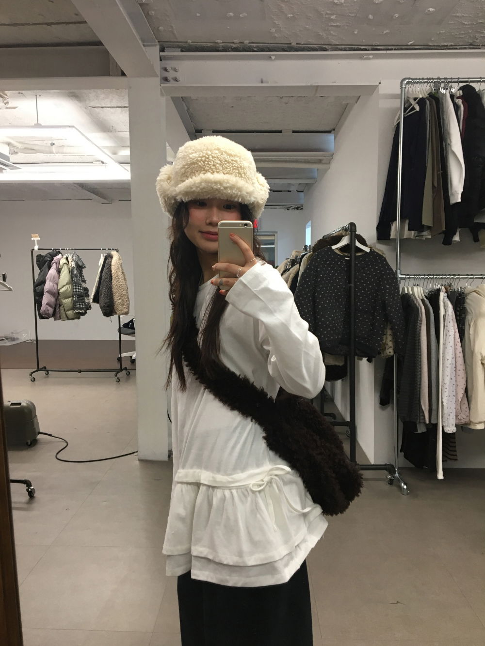 가방 모델 착용 이미지-S2L39