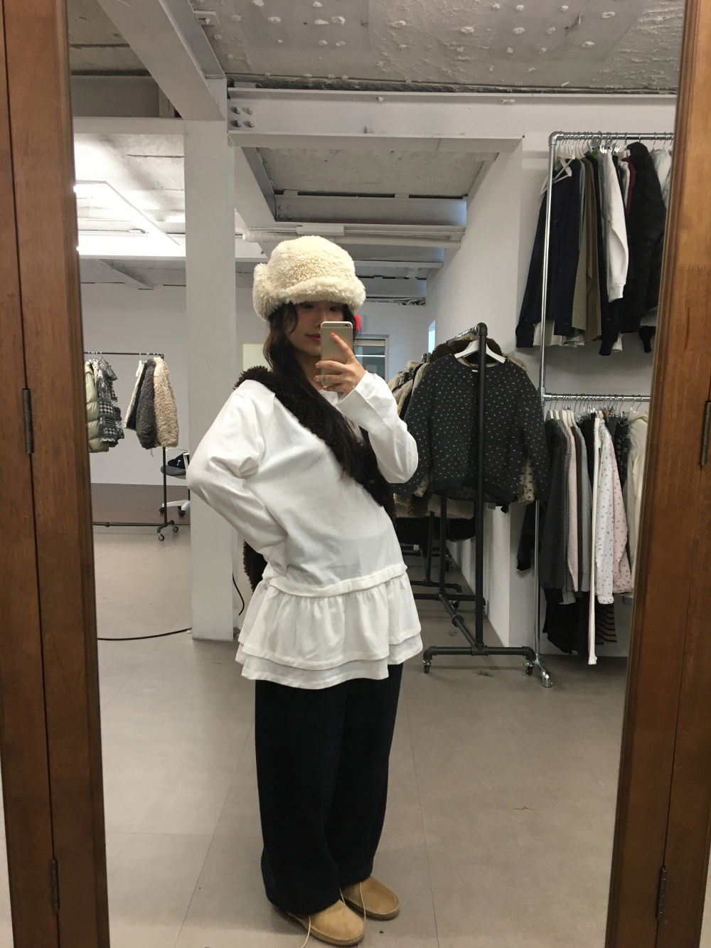 가방 모델 착용 이미지-S2L38