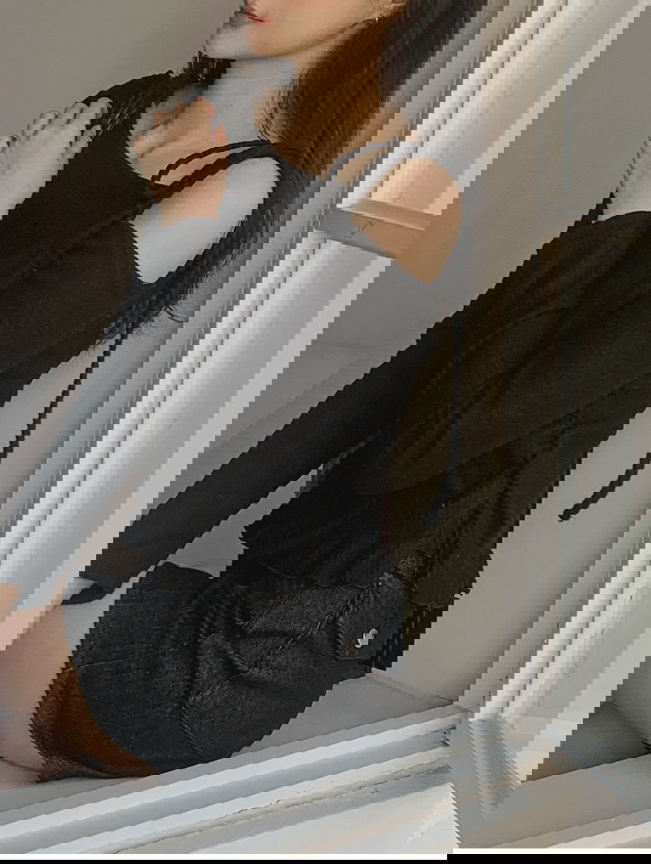 리리앤코 그렌디브 겉기모 원 숄더 프릴 리본 티셔츠