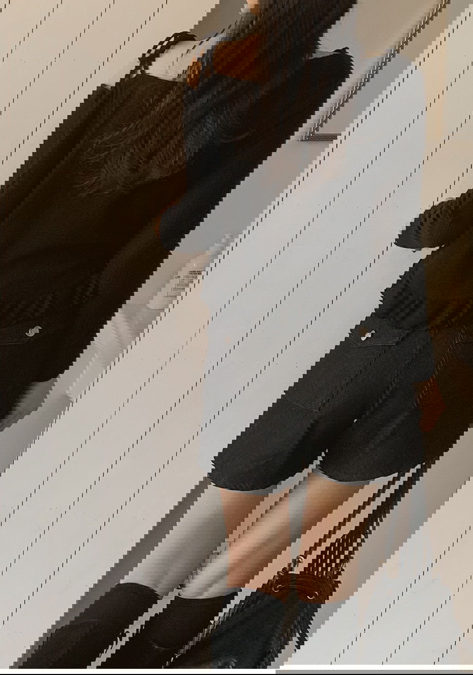 리리앤코 그렌디브 겉기모 원 숄더 프릴 리본 티셔츠