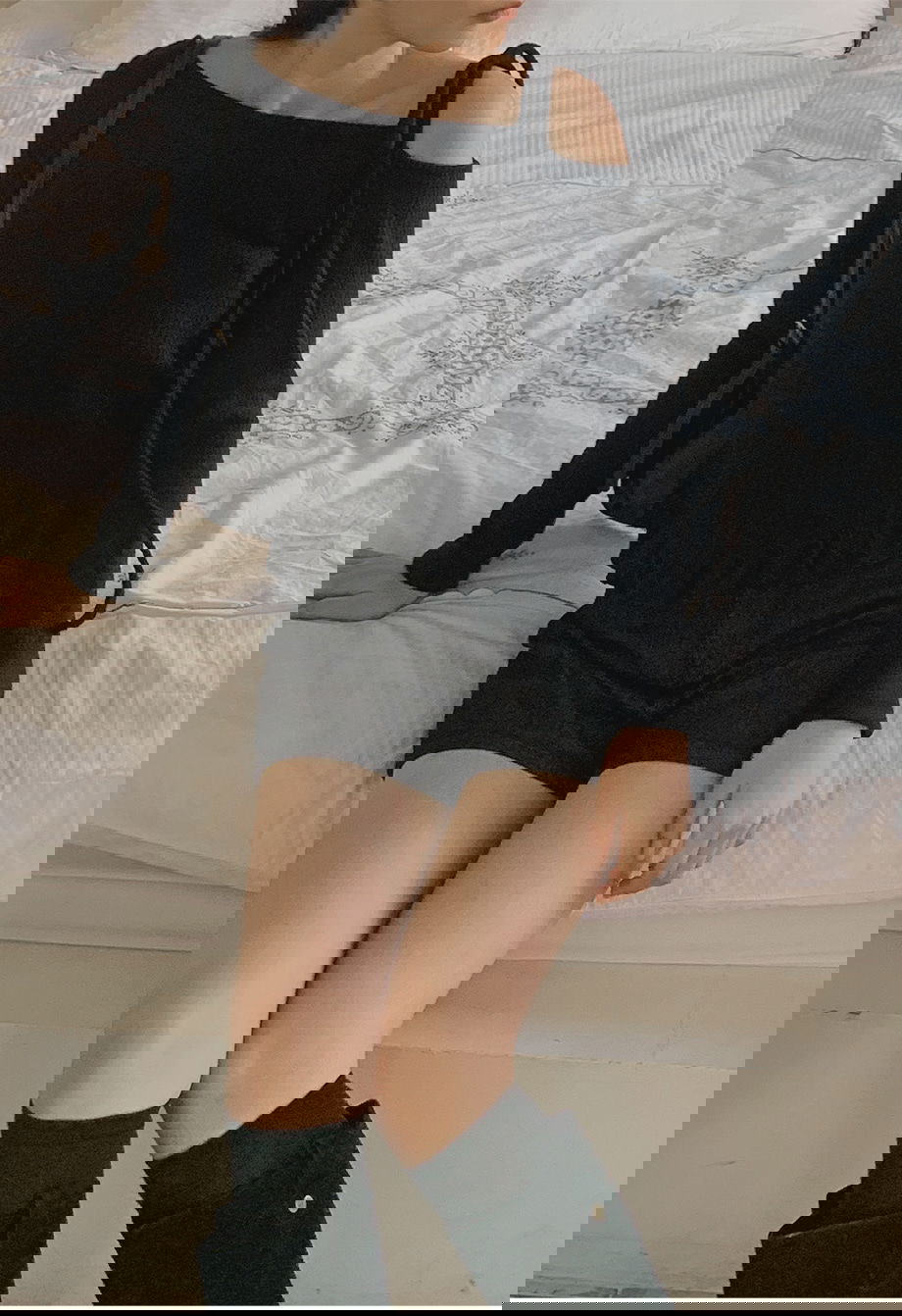 리리앤코 그렌디브 겉기모 원 숄더 프릴 리본 티셔츠