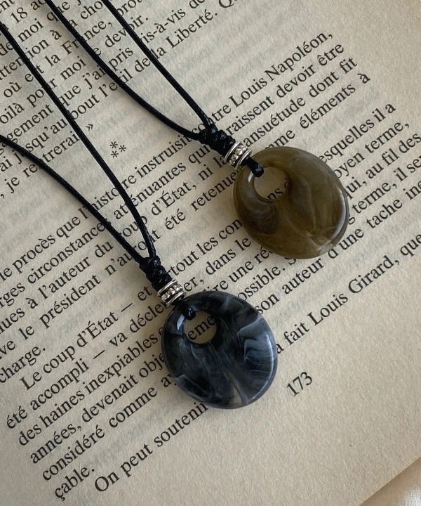 Shiono Round Pendant Acrylic Summer Ethnic Necklace 2 Colors 项链