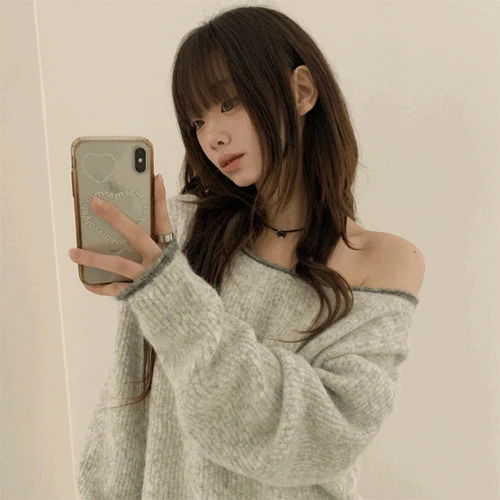 Raven Lip Neck Bocashi Off-Shoulder A-Line Loose-fit Long Sleeve Knitwear 針織衫