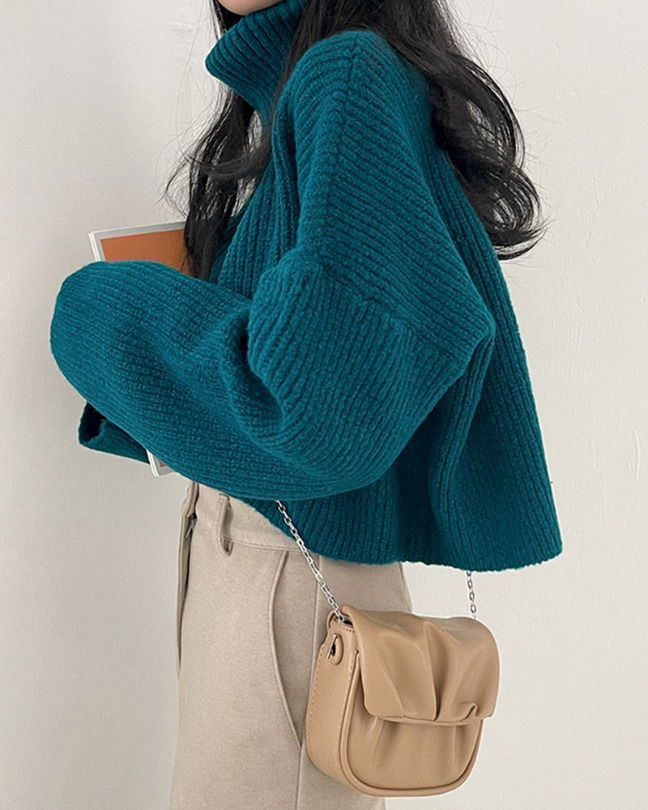 루즈핏 하찌 터틀넥 크롭 니트