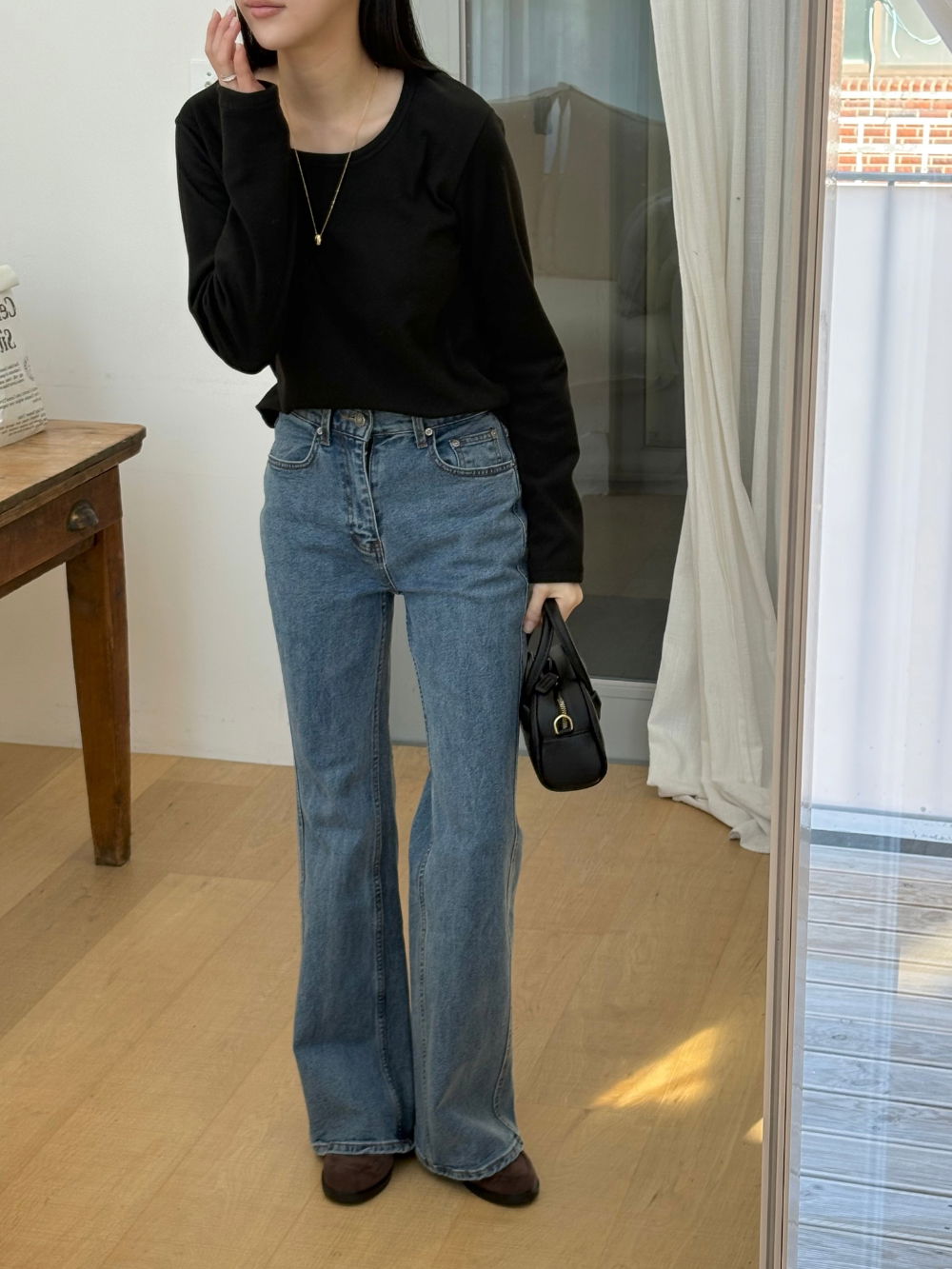 긴팔 티셔츠 모델 착용 이미지-S1L9