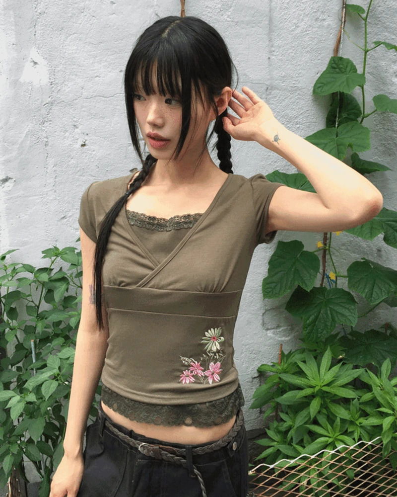 니케 브이넥 플라워 자수 반팔 티셔츠