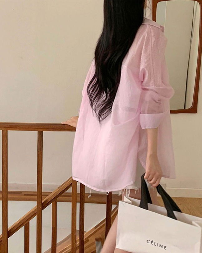 Striped loose gauze shirt.